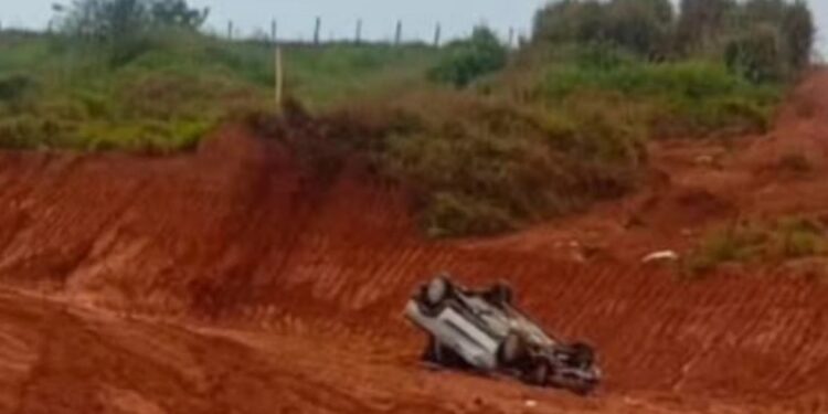 Carro despenca em barranco após sair da pista na rodovia entre Bom Jesus da Penha e Jacuí (MG)