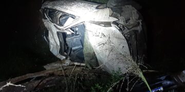 Homem morre e duas mulheres ficam feridas após capotamento na MG-456