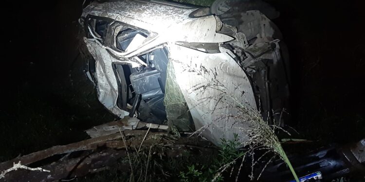 Homem morre e duas mulheres ficam feridas após capotamento na MG-456