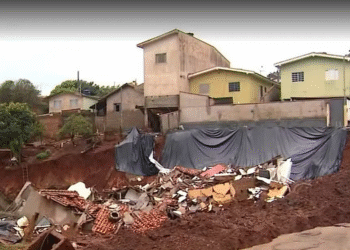 Famílias aguardam indenização seis anos após cratera destruir casas