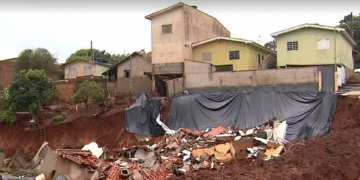 Famílias aguardam indenização seis anos após cratera destruir casas