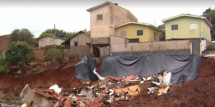 Famílias aguardam indenização seis anos após cratera destruir casas