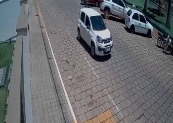 VÍDEO | Idosa é vítima de golpe do bilhete premiado e perde R$ 25 mil em Carmo, imagem mostra veículo passando pelo Centro