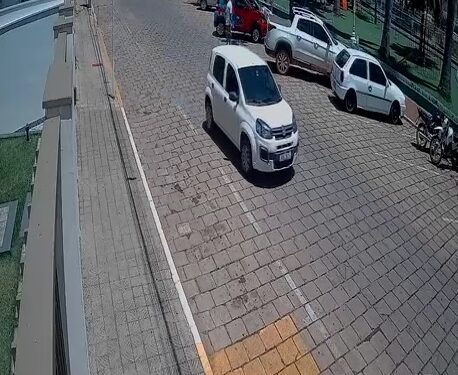 VÍDEO | Idosa é vítima de golpe do bilhete premiado e perde R$ 25 mil em Carmo, imagem mostra veículo passando pelo Centro