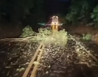 VÍDEO: Tempestade prejudica motoristas na rodovia que liga Campos Gerais e Boa Esperança