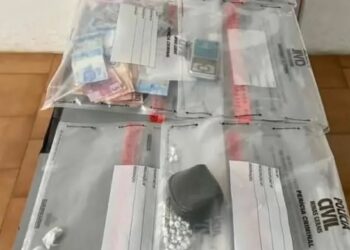 Mandado de busca leva PM a ponto de tráfico; dois homens são presos