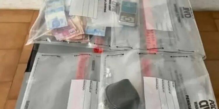 Mandado de busca leva PM a ponto de tráfico; dois homens são presos