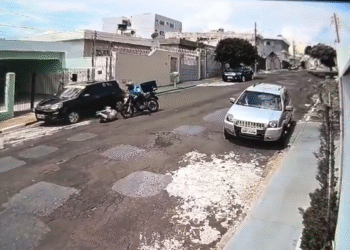 VÍDEO | Câmeras de segurança registram atropelamento grave de idosa em Passos (MG)