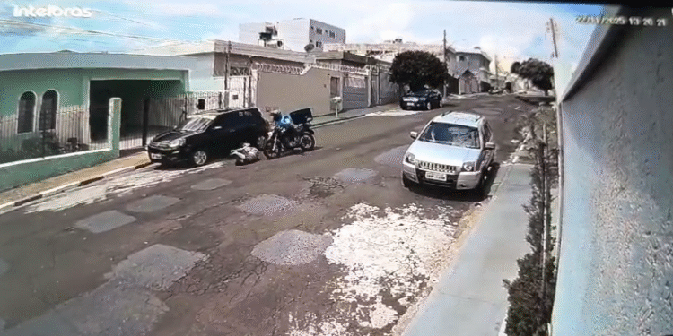VÍDEO | Câmeras de segurança registram atropelamento grave de idosa em Passos (MG)