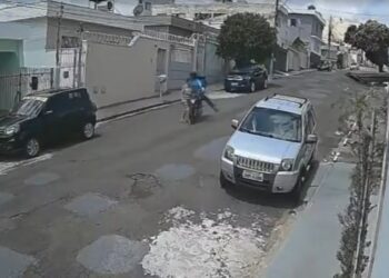 Idosa fica gravemente ferida após ser atropelada por motocicleta em Passos