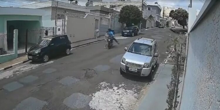 Idosa fica gravemente ferida após ser atropelada por motocicleta em Passos