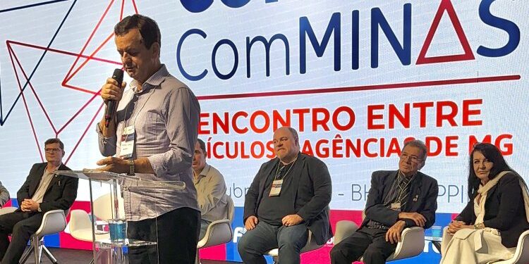 Deputado Arantes representa Assembleia no Conecta Com Minas 2025 e destaca importância da mídia regional e dos jornais impressos