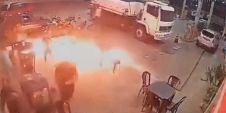 VÍDEO: Cigarro aceso causa princípio de incêndio em posto