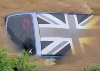 VÍDEO | Jovem morre após carro cair em rio em Muzambinho; polícia investiga o caso