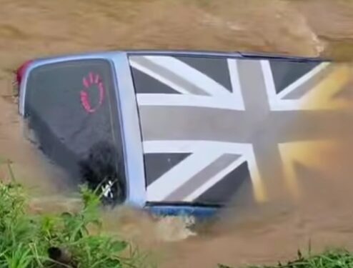 VÍDEO | Jovem morre após carro cair em rio em Muzambinho; polícia investiga o caso