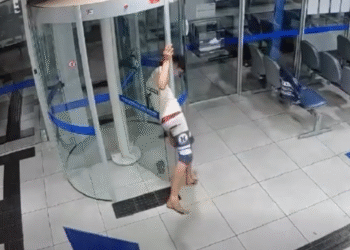 VÍDEO | LADRÃO ATRAPALHADO | Homem é detido dentro de agência bancária após disparo de alarme