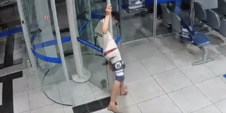 VÍDEO | LADRÃO ATRAPALHADO | Homem é detido dentro de agência bancária após disparo de alarme