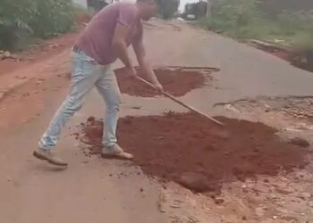 VÍDEO | Moradores de Guaranésia (MG) fazem reparo emergencial em avenida por conta própria