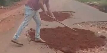 VÍDEO | Moradores de Guaranésia (MG) fazem reparo emergencial em avenida por conta própria