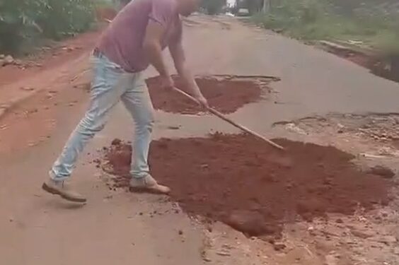 VÍDEO | Moradores de Guaranésia (MG) fazem reparo emergencial em avenida por conta própria