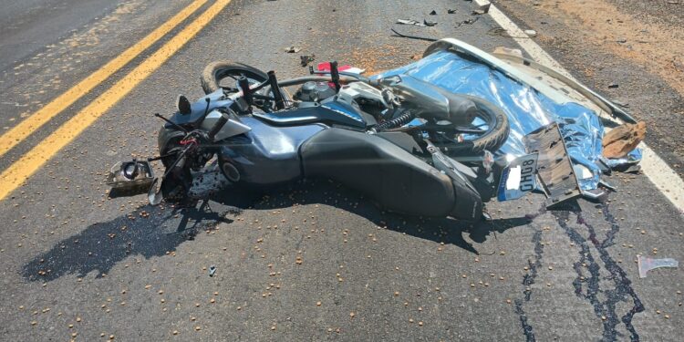 Motociclista morre em colisão frontal na BR-265