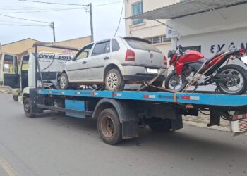 Motociclistas ficam feridos em acidente no centro de Carmo; motorista abandona o carro e foge do local
