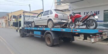 Motociclistas ficam feridos em acidente no centro de Carmo; motorista abandona o carro e foge do local