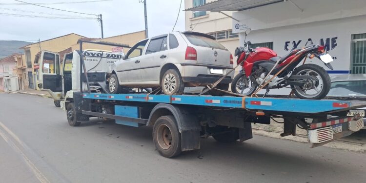 Motociclistas ficam feridos em acidente no centro de Carmo; motorista abandona o carro e foge do local