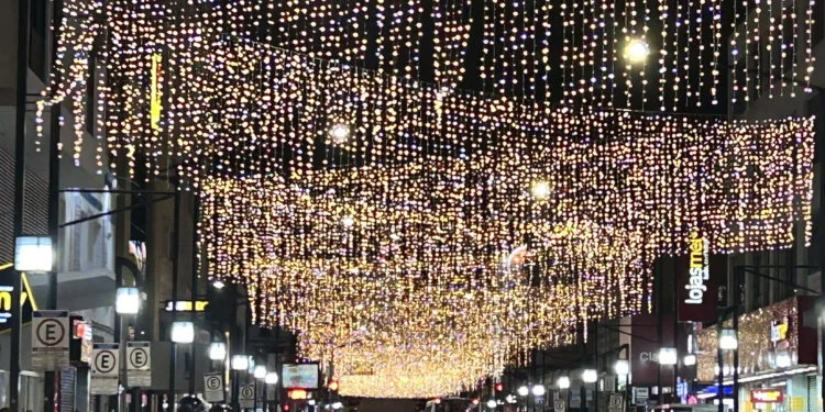 Poços de Caldas se prepara para acendimento das luzes de Natal