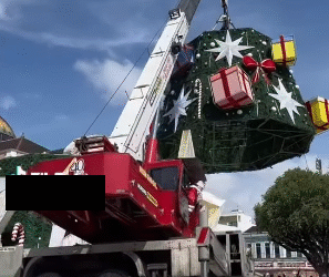 VÍDEO: Guindaste com estrutura de Natal despenca e provoca a morte de trabalhador