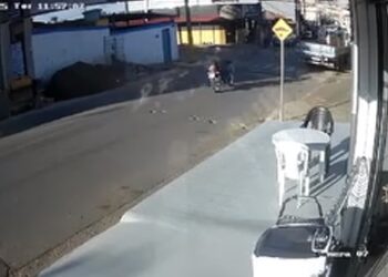 VÍDEO | Pedestre é atropelada em faixa e fica ferida em avenida movimentada