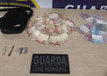 Patrulha da GCM encontra droga e dinheiro em terreno após fuga de suspeitos