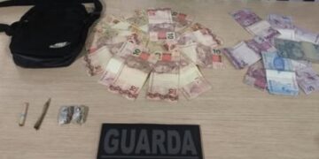 Patrulha da GCM encontra droga e dinheiro em terreno após fuga de suspeitos