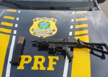Casal é preso com submetralhadora escondida em carro no KM 735 da Fernão Dias