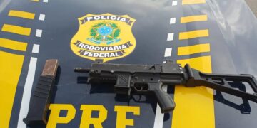 Casal é preso com submetralhadora escondida em carro no KM 735 da Fernão Dias