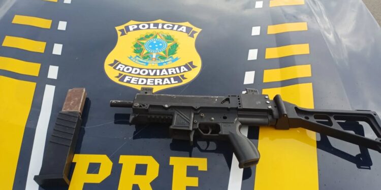 Casal é preso com submetralhadora escondida em carro no KM 735 da Fernão Dias