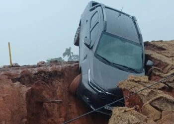 Motorista faz manobras arriscadas e fica preso em terreno de uma construção
