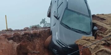 Motorista faz manobras arriscadas e fica preso em terreno de uma construção