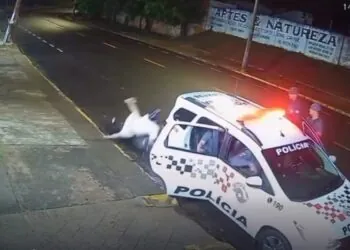 VÍDEO | Motociclista embriagado bate em viatura da PM parada e acaba preso