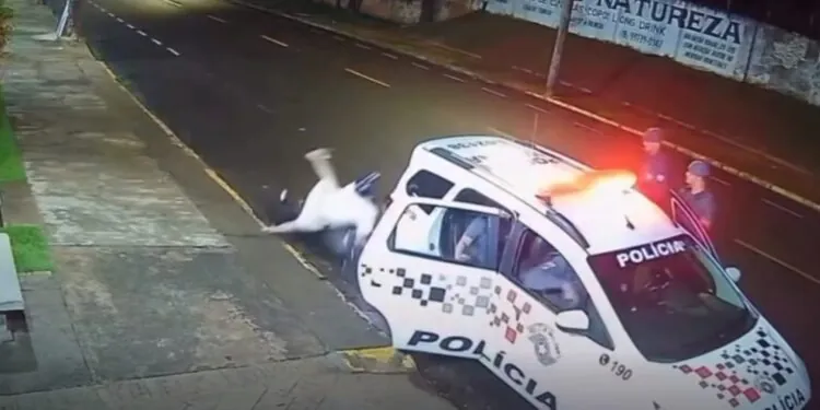 VÍDEO | Motociclista embriagado bate em viatura da PM parada e acaba preso