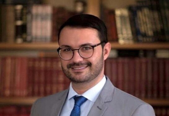 Justiça condena autor de ataque homofóbico contra prefeito de Alpinópolis