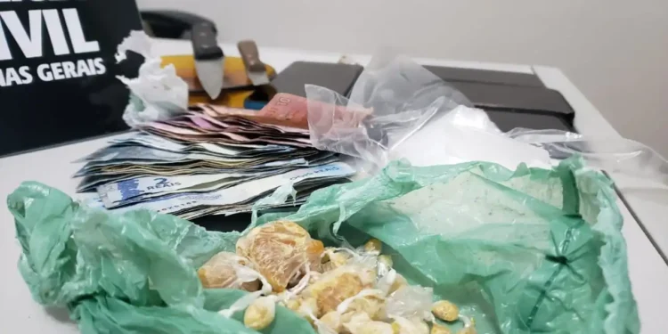 Mulher é presa por tráfico de drogas durante operação policial