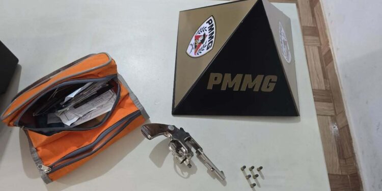 Polícia investiga dupla detida após apreensão de arma na região