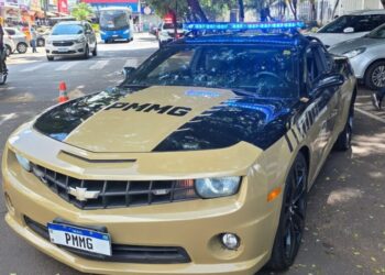 Passos recebe Camaro da PMMG com nova identidade visual oficial