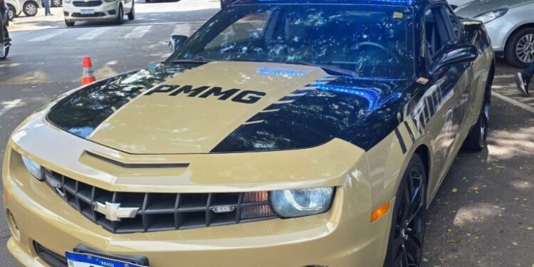 Passos recebe Camaro da PMMG com nova identidade visual oficial