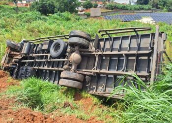 Caminhão baú capota em trecho da BR-491