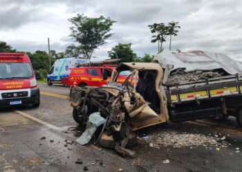 Motorista de caminhonete fica preso às ferragens em acidente na MGC-491