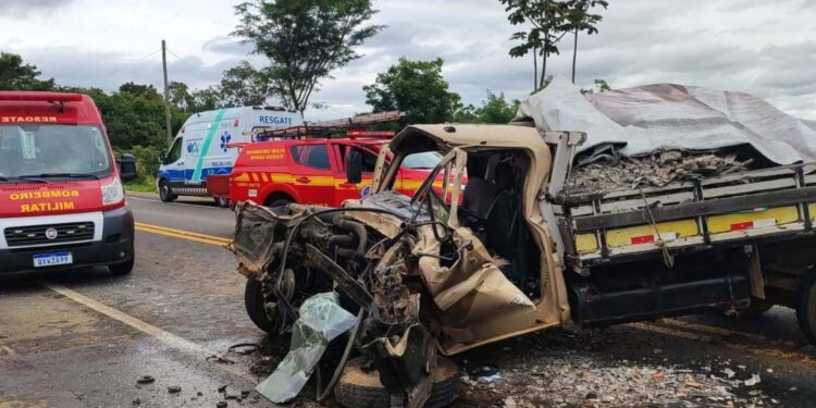 Motorista de caminhonete fica preso às ferragens em acidente na MGC-491