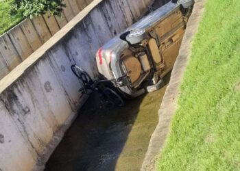Motorista perde o controle e capota dentro de ribeirão