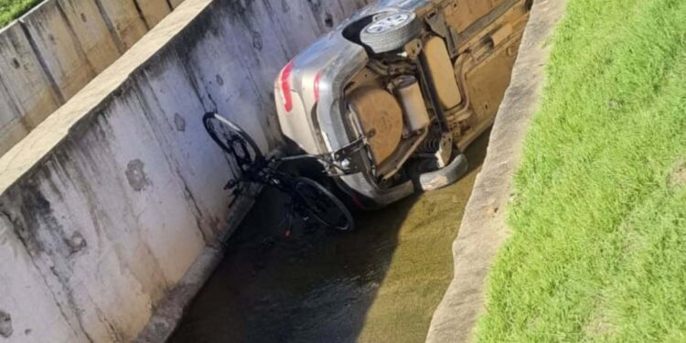 Motorista perde o controle e capota dentro de ribeirão
